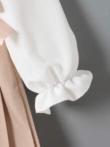 SHEIN 这款适合年轻女孩春、夏、秋季返校季的休闲时尚连衣裙，采用白色蕾丝领、卡其色丝带蝴蝶结、卡其色褶裥半开襟设计，搭配白色纽扣泡泡袖长袖，适合返校季、春季、夏季、秋季穿着，打造可爱学院风淑女造型，也适合日常休闲外出和秋冬季拍照。 - 卡其色 - 查看 7