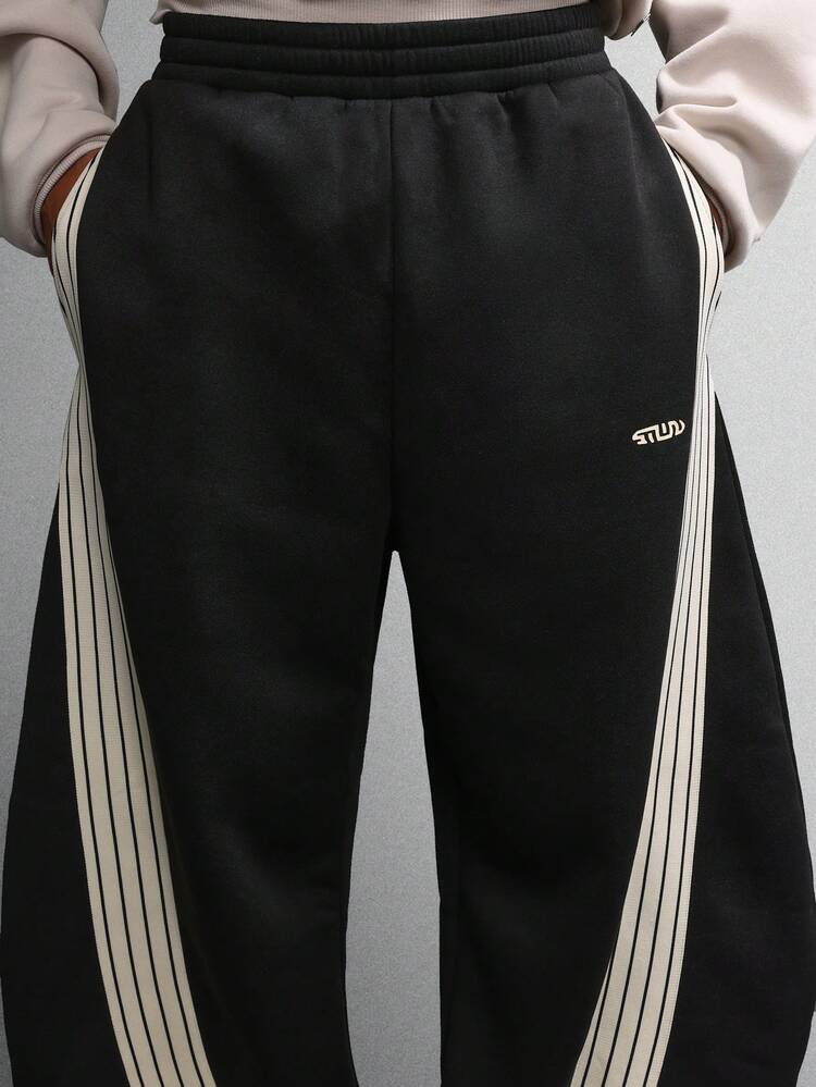 Pantalon de survêtement à jambes larges avec détails à rayures latérales