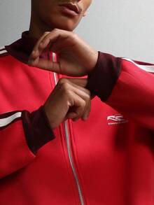 SUMWON Klassische Trainingsjacke mit Retro-Streifendetail, geripptem Kragen, durchgehendem Reißverschluss, athletischem Collegejacken-Stil, Herbst-Winter-Essentiell, lässige Oberbekleidung - Rot - Übersicht 4