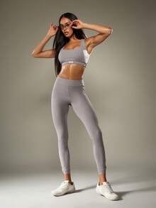 Missguided x Playboy Áo ngực thể thao lưng chéo hỗ trợ trung bình thấm hút mồ hôi tập luyện thể thao chạy bộ yoga kiểu dáng áo ba lỗ tập luyện hiệu suất tập luyện thể dục bó sát tập luyện tại phòng tập thể dục - Màu xám đen - Xem 6