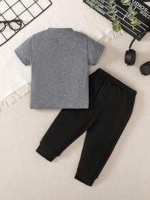 SHEIN 男婴休闲拼接字母印花短袖圆领T恤和松紧腰裤两件套，适合儿童日常休闲穿着，男童套装，秋季款，适合3岁男童，婴幼儿男童服装，秋季男婴两件套，男婴服装，男婴国王套装，男婴国王服装，男婴套装，男童服装套装，男童服装套装，男婴服装 - 彩色 - 查看 2