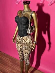 Slaydiva Novidade verão 2025, ideal para festas de aniversário, volta às aulas, estilo universitário, uso diário, casual, férias, cruzeiros, praia, banho de sol, viral, streetwear, clube sexy, top cropped feminino com bainha assimétrica, patchwork de malha preta e calça capri de malha com estampa de leopardo, conjunto de 2 peças - Multicolorido - Ver 4