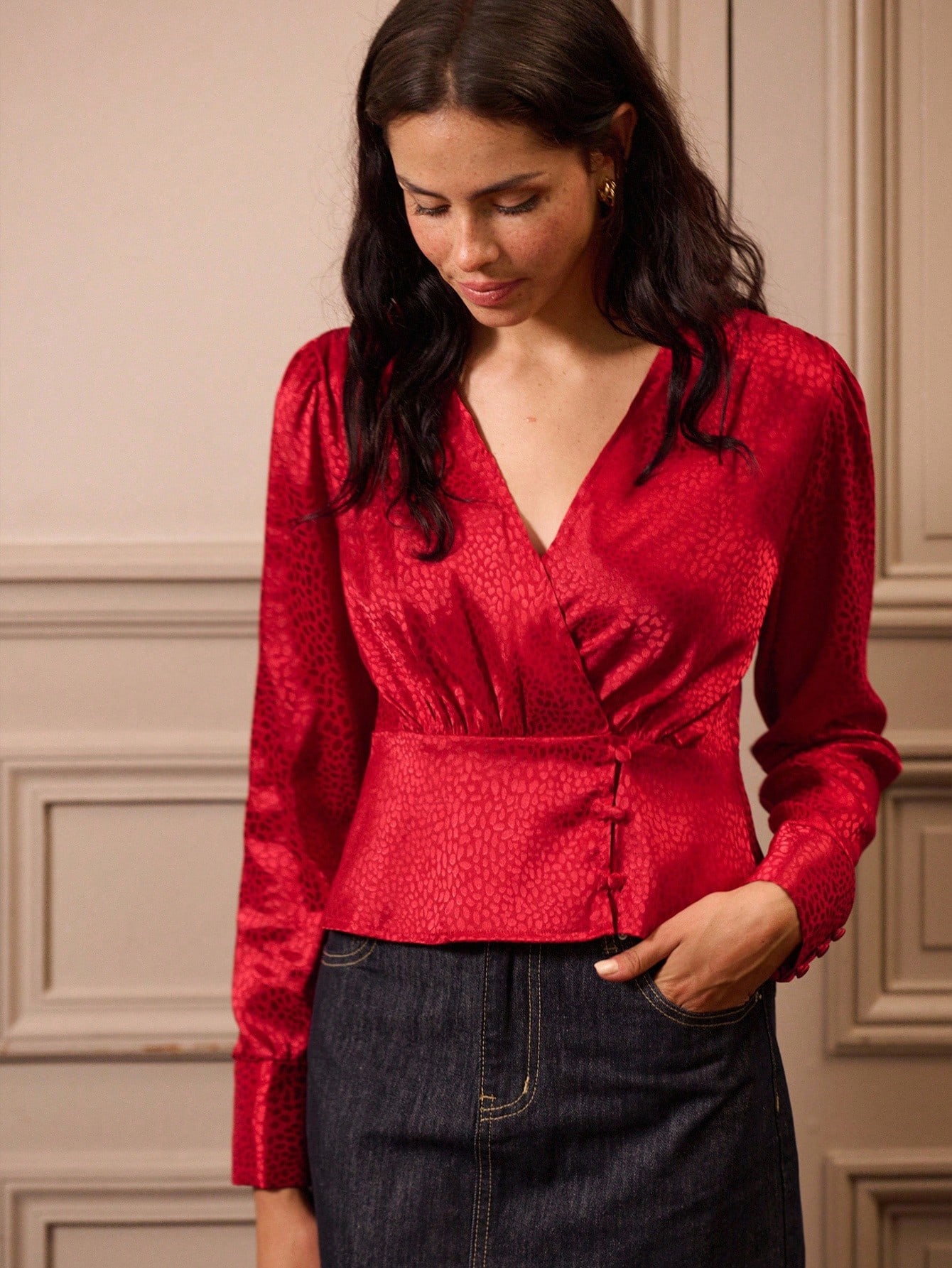 Rote Satinbluse mit Leoparden-Jacquard-Muster, Wickelfront mit Knopfdetail an der Seite, Herbst-/Wintermode für Frauen