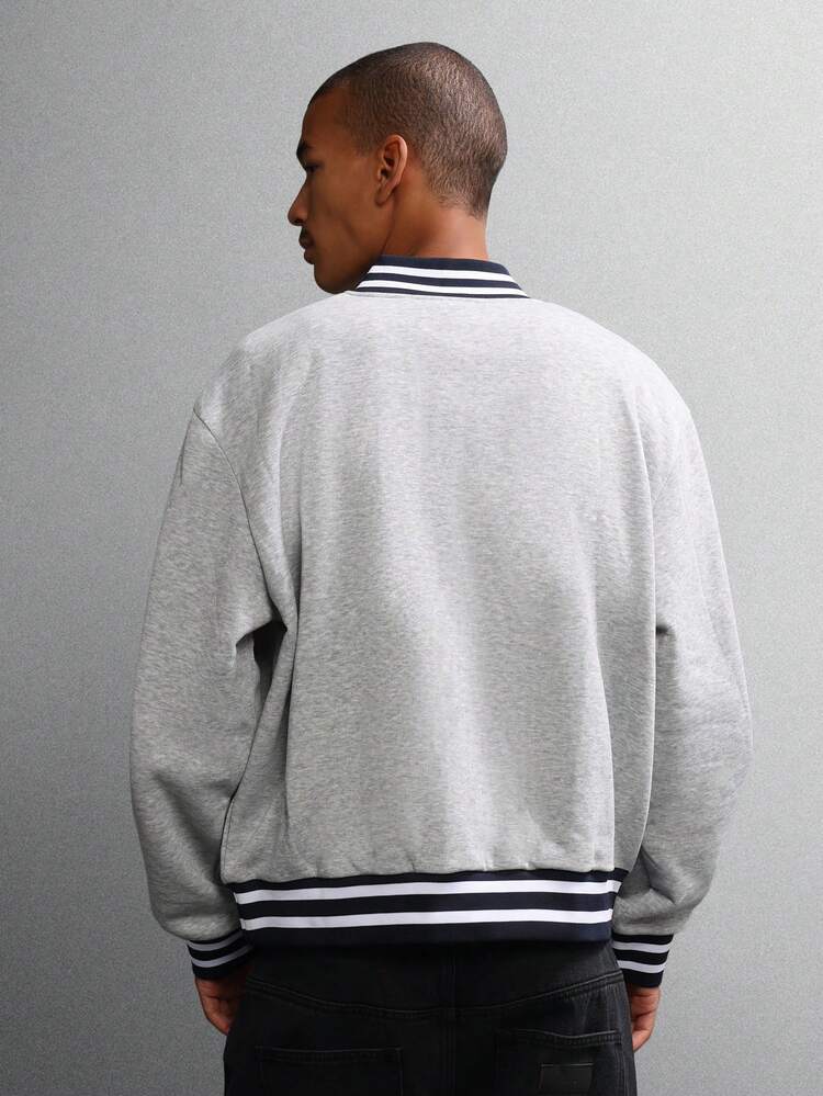 바시티 트림과 로고 디테일이 있는 하프 지퍼 스웨트셔츠