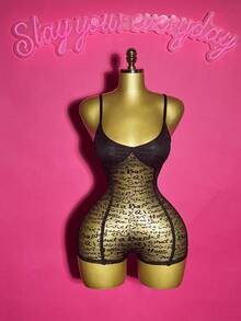 Slaydiva 2025 年夏季新品，适合生日派对、返校、校园风格、学生装、日常休闲装、度假装、邮轮旅行装、海滩装、日光浴装、网络流行装、街头装、性感俱乐部装、可调节肩带、紧身剪裁、植绒字母、网眼透明面料、黑色、女式连体裤 - 黑色 - 查看 4