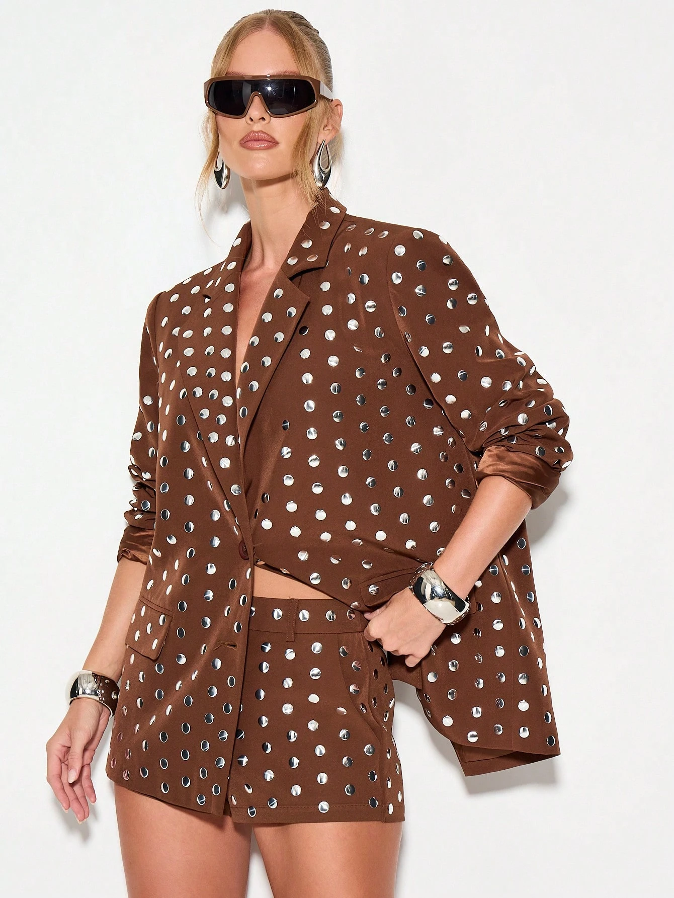 KIZN Blazer marrone con borchie e maniche a sbuffo