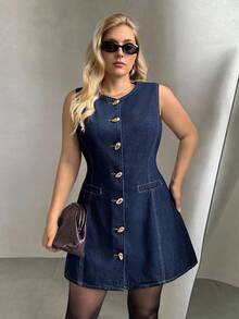 Auralis MOD 大码女式夏季单排扣圆领无袖休闲牛仔连衣裙 - 深色水洗藍 - 查看 3