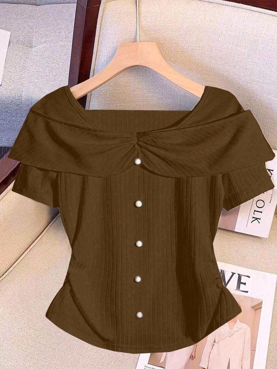 GlowEve CURVE Top d'été de luxe élégant français blanc à manches courtes pour grandes tailles, t-shirt navette avec texture tricotée rayée classique, patchwork et décoration de boutons - Tabac - Voir 1