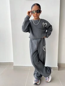 SHEIN 青少年女孩休閒寬鬆落肩手繪愛心印花長袖衛衣與百褶運動褲套裝，適合居家、戶外、學校，灰色秋冬兩件套衛衣直筒褲套裝 - 深灰色 - 查看 4