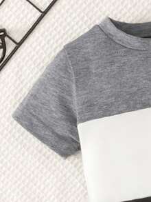 SHEIN 男婴休闲拼接字母印花短袖圆领T恤和松紧腰裤两件套，适合儿童日常休闲穿着，男童套装，秋季款，适合3岁男童，婴幼儿男童服装，秋季男婴两件套，男婴服装，男婴国王套装，男婴国王服装，男婴套装，男童服装套装，男童服装套装，男婴服装 - 彩色 - 查看 3