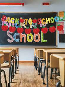 Decoración de corona de bienvenida al regreso a la escuela con pancarta colgante brillante y colorida con detalles de lápiz, manzana y pompones para fiesta escolar el primer día de regreso a clases - Multicolor - Ver 4