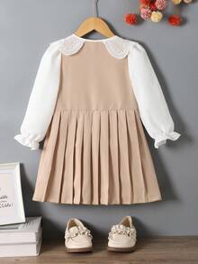 SHEIN 这款适合年轻女孩春、夏、秋季返校季的休闲时尚连衣裙，采用白色蕾丝领、卡其色丝带蝴蝶结、卡其色褶裥半开襟设计，搭配白色纽扣泡泡袖长袖，适合返校季、春季、夏季、秋季穿着，打造可爱学院风淑女造型，也适合日常休闲外出和秋冬季拍照。 - 卡其色 - 查看 2