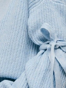 Nöista Áo len Chic màu xanh dương với chi tiết nơ ở tay áo. Áo len dệt kim ấm áp với tay áo phồng và điểm nhấn thắt nơ. Hoàn hảo cho mùa đông thanh lịch, phong cách thường ngày sành điệu, và để phối cùng chân váy hoặc quần jeans. - Màu xanh lam - Xem 6