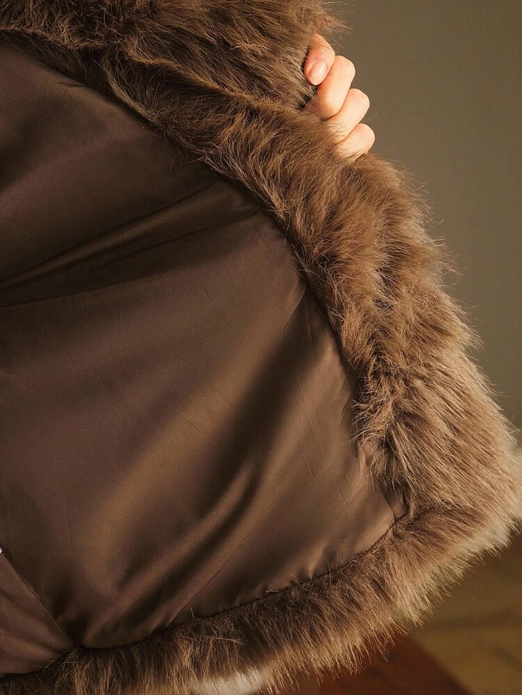 Giacca con colletto in pelliccia sintetica retrò, di moda per l'autunno/inverno