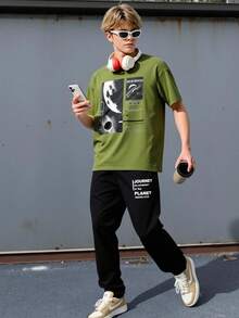 SHEIN 2 件套青少年男童休闲太空元素印花针织圆领短袖 T 恤和印花长裤套装，适合外出、过渡季节 - 軍綠色 - 查看 7