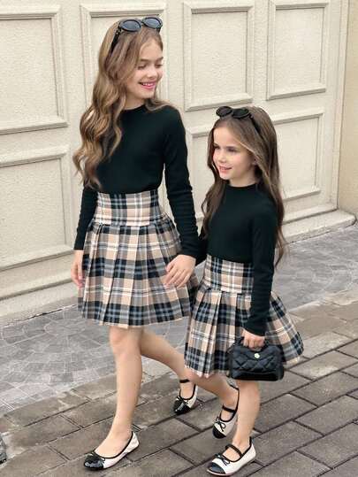 SHEIN 青少年女孩黑色罗纹针织长袖短款 T 恤和卡其色格子百褶裙两件套服装，休闲优雅风格，返校季