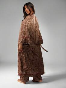 MISSGUIDED Áo choàng dài họa tiết da báo sang trọng có viền viền màu đỏ, đồ mặc nhà Kimono bằng vải satin dài chấm đất, che phủ toàn bộ, quà tặng ngày lễ - màu nâu - Xem 2