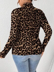 SHEIN Frenchy تي شيرت كاجوال بسيط بمقاس كبير وطبعة نمر كاملة العرض بياقة عالية وأكمام طويلة، تصميم حيواني لطيف بنقشة الفهد للربيع والخريف - متعدد الألوان - مشاهدة 2