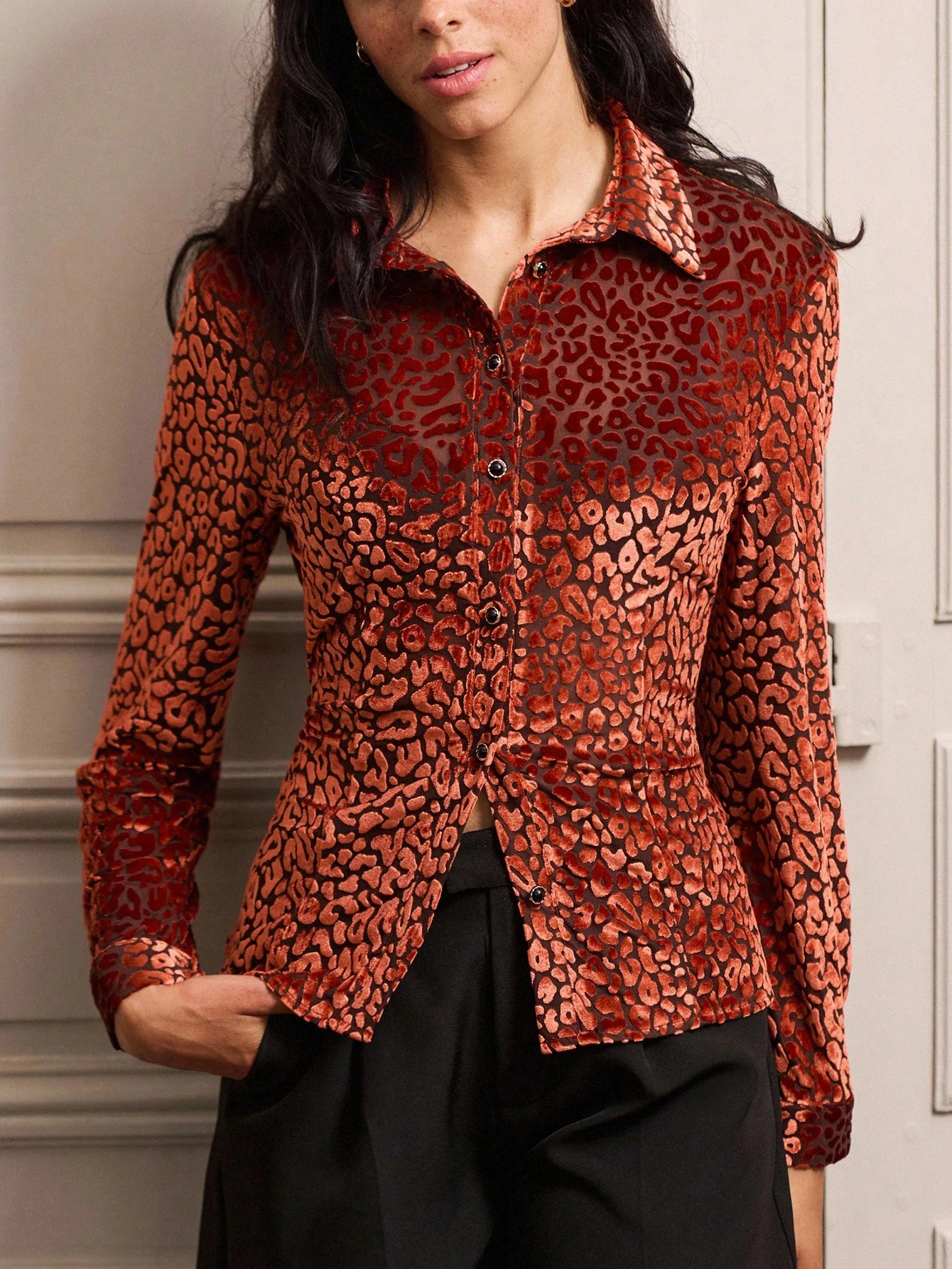 Chemise à boutons avec imprimé léopard en velours brûlé, pour le printemps et l'été, pour le bureau et les sorties
