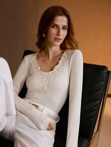 MOTF PREMIUM Camiseta ajustada con panel de encaje guipur en escote en V, otoño invierno - Albaricoque - Ver 6