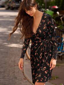 lacRébo 秋季黑色天鹅绒花卉印花裹身中长连衣裙长袖秋季女装秋冬 - 彩色 - 查看 5