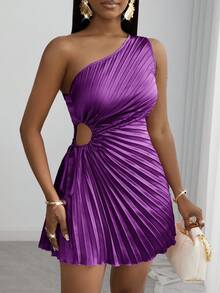 Slaydiva 2025 Frühling/Sommer Neuankömmling Urlaubs Lässig Y2K/Vintage Stil Damen Kleid, elegantes, raffiniertes, einfarbiges Satin-Trägerkleid mit plissierter Taille, Ausschnitt und Raffung, geeignet für Alltag, Party, Geburtstag, Pendeln, Große Größen