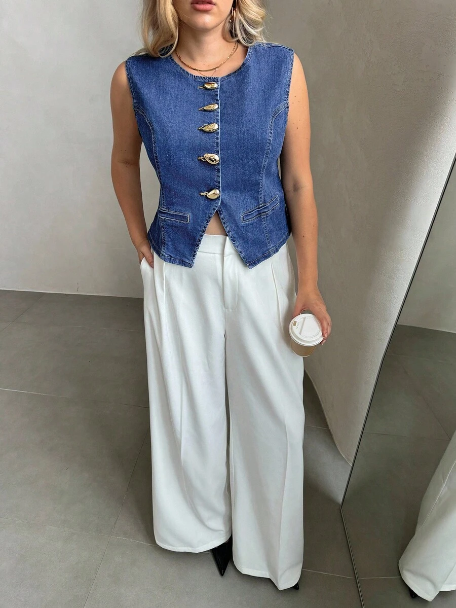 SHEIN Privé 大码女式夏季金属单排扣圆领无袖休闲牛仔衬衫 - 中等水洗藍 - 查看 1