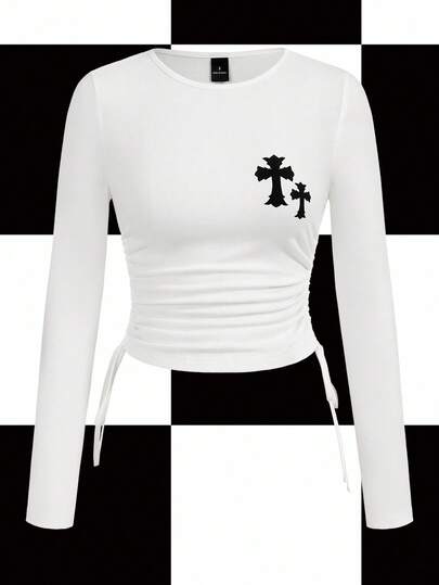 Shutterstock Y2Kool Parte superior de manga larga ajustada con cordón y estampado de cruz, top corto gráfico, top corto blanco, top corto ajustado, top corto de manga larga, idea de combinación, colección de ropa de invierno con estilo, atuendos de Año Nuevo