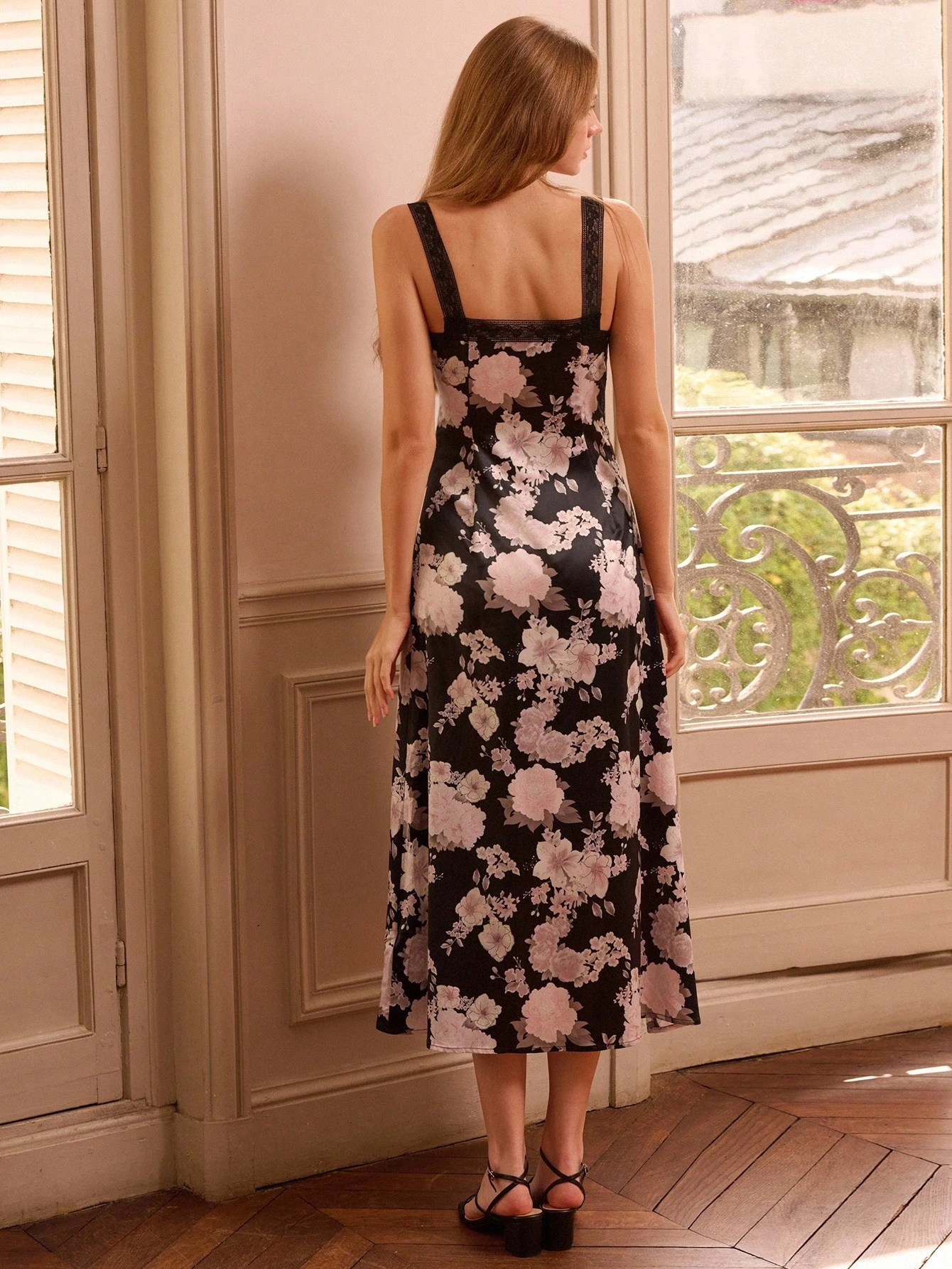 ビンテージ風 フローラル サテン ミディドレス レース使いネックラインとストラップ、秋冬レディースウェア