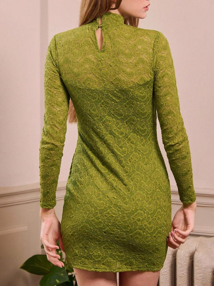 Robe mini ajustée à col montant et manches longues en dentelle extensible verte. Tenues de fête d'automne et d'hiver pour femmes, vêtements d'automne et d'hiver