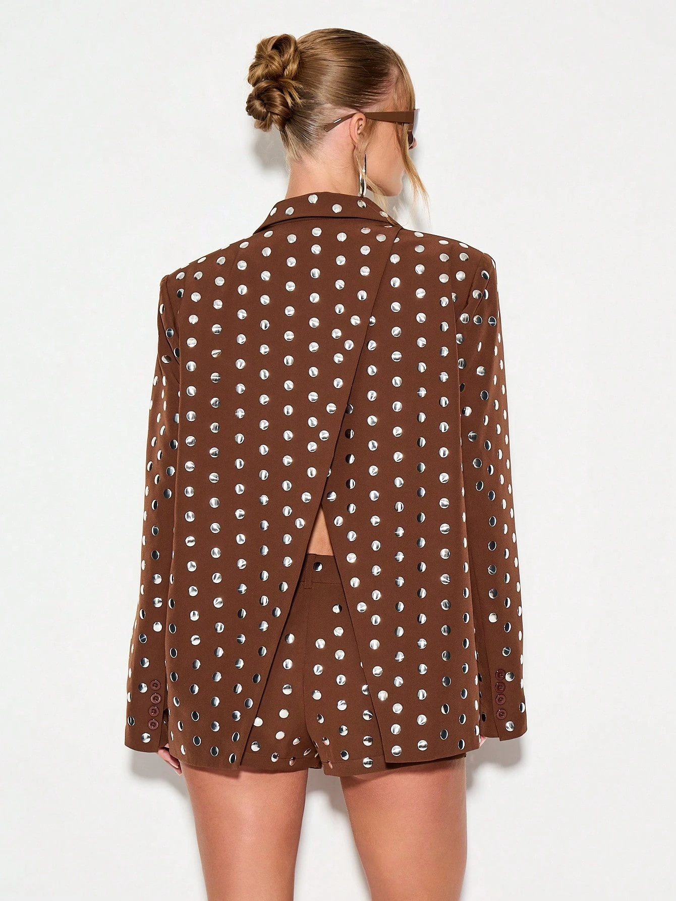 KIZN Blazer marrone con borchie e maniche a sbuffo