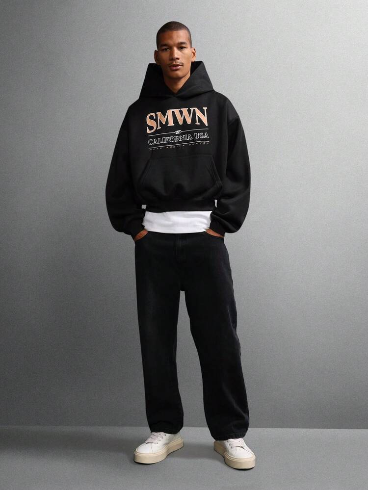 Bluza z kapturem i nadrukiem z logo oraz kieszenią na środku