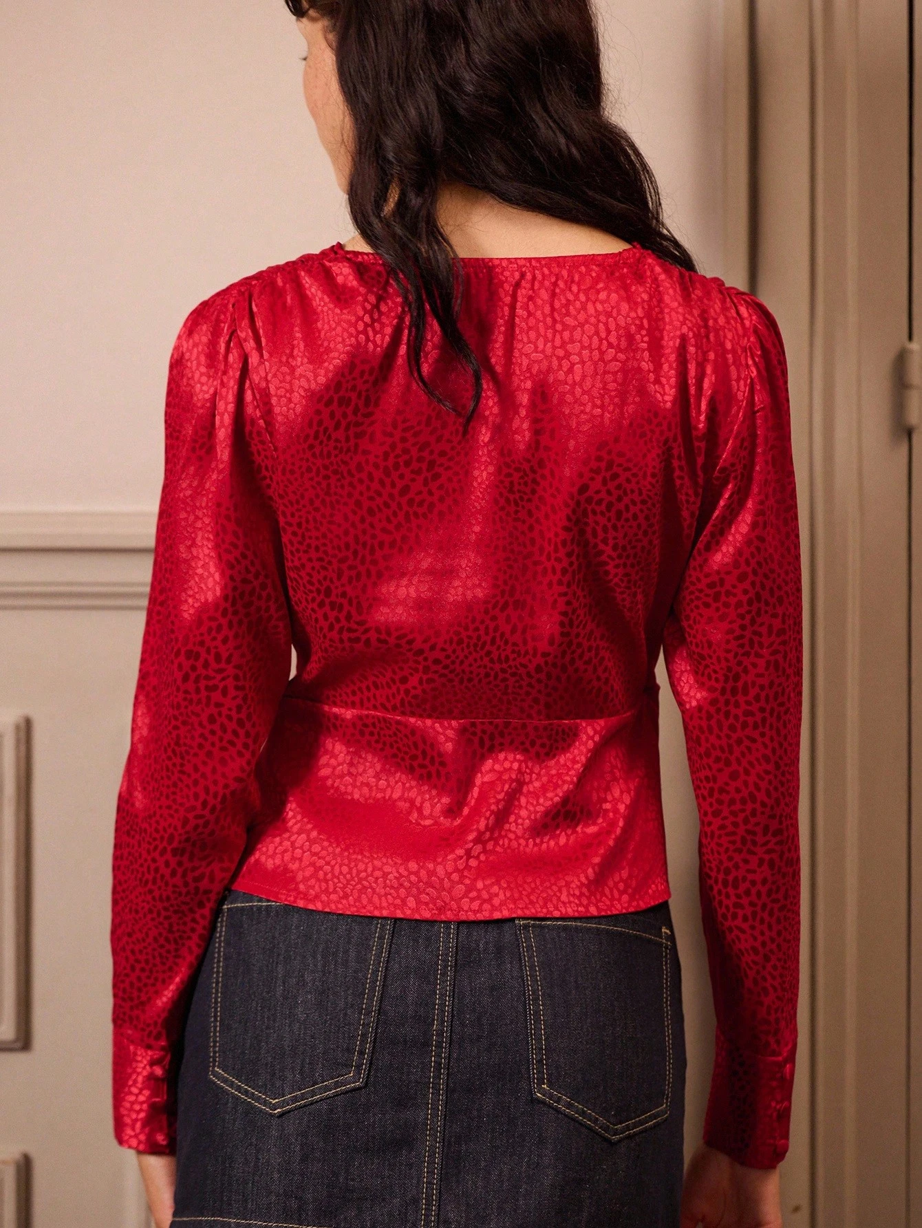 Rote Satinbluse mit Leoparden-Jacquard-Muster, Wickelfront mit Knopfdetail an der Seite, Herbst-/Wintermode für Frauen