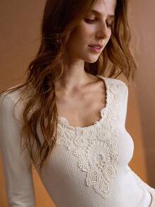 MOTF PREMIUM Camiseta ajustada con panel de encaje guipur en escote en V, otoño invierno - Albaricoque - Ver 1