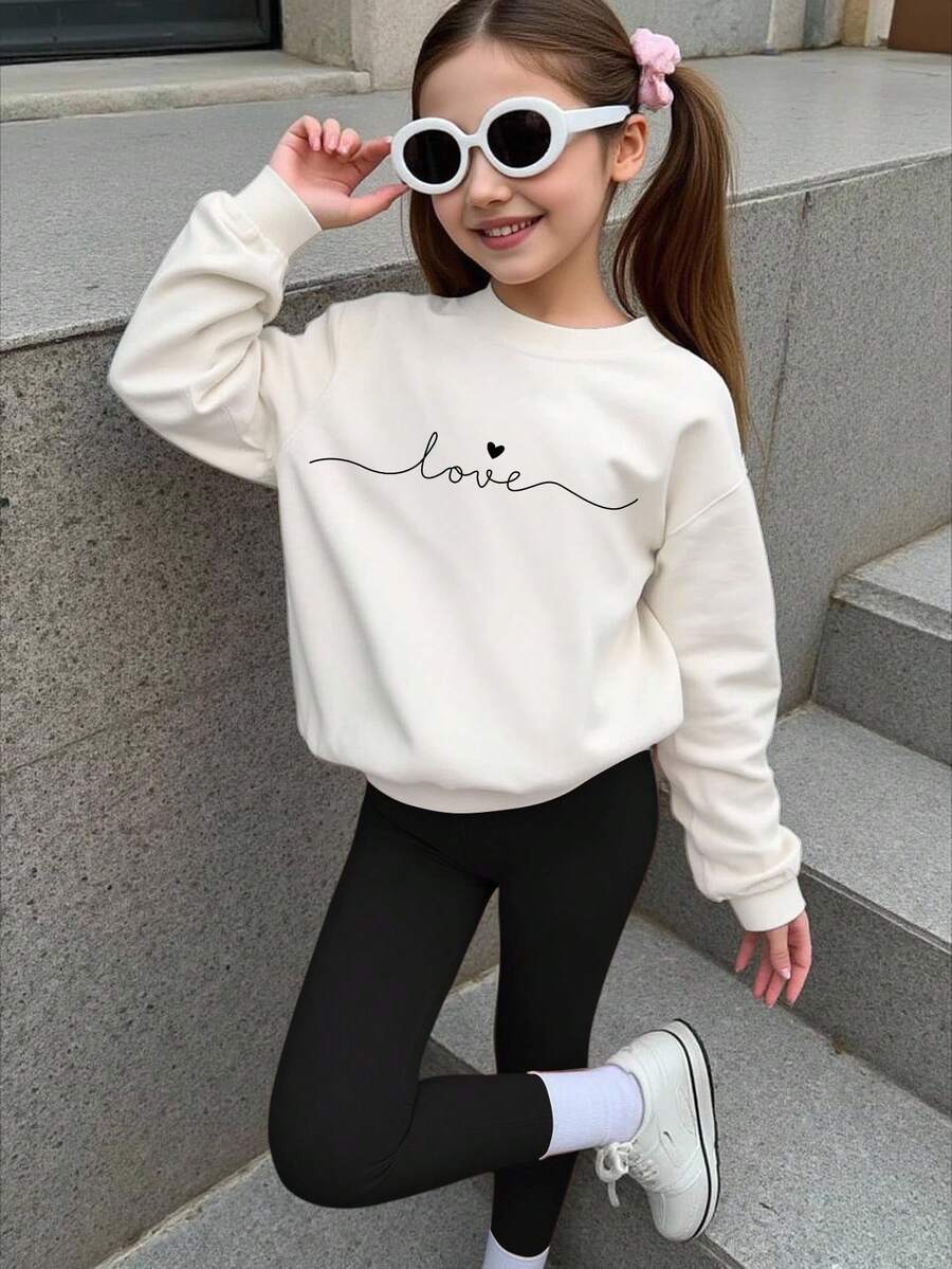 SHEIN 2 件年轻女孩休闲时尚简约情书和心形图案白色圆领运动衫和黑色紧身裤套装，适合小女孩的秋冬日常服装 - 彩色 - 查看 1