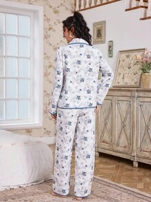 Ensemble de pyjama femme CottageSlumber avec haut à manches longues à imprimé floral texturé, garniture contrastée et boutons devant, et pantalon. Ensemble de pyjama bleu et blanc, vêtements d'automne