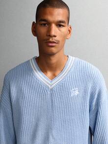 SUMWON Suéter de punto de cuello en V ajustado al Body estilo universitario preppy con costillas, invierno clásico con ribete de contraste, tejido ligero, moda liso - Azul - Ver 3