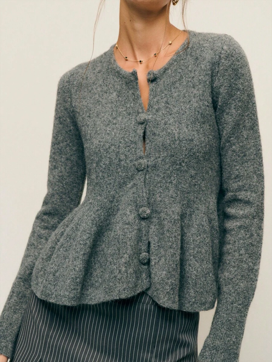 Nöista Áo khoác len dệt kim có họa tiết với phần eo peplum có cấu trúc, cổ tròn và nút áo phủ ngoài tạo nên vẻ ngoài tinh tế, thanh lịch, là món đồ mặc nhiều lớp lý tưởng cho trang phục mùa đông của phụ nữ, trang phục công sở lịch sự, phong cách Giáng sinh lễ hội và trang phục năm mới tinh tế. - Xám - Xem 1