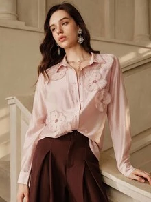 Savoree 优雅精致的蓝色天丝花卉 3D 设计宽松女式衬衫，适合春季、节日、度假、休闲穿着 - 查看 6