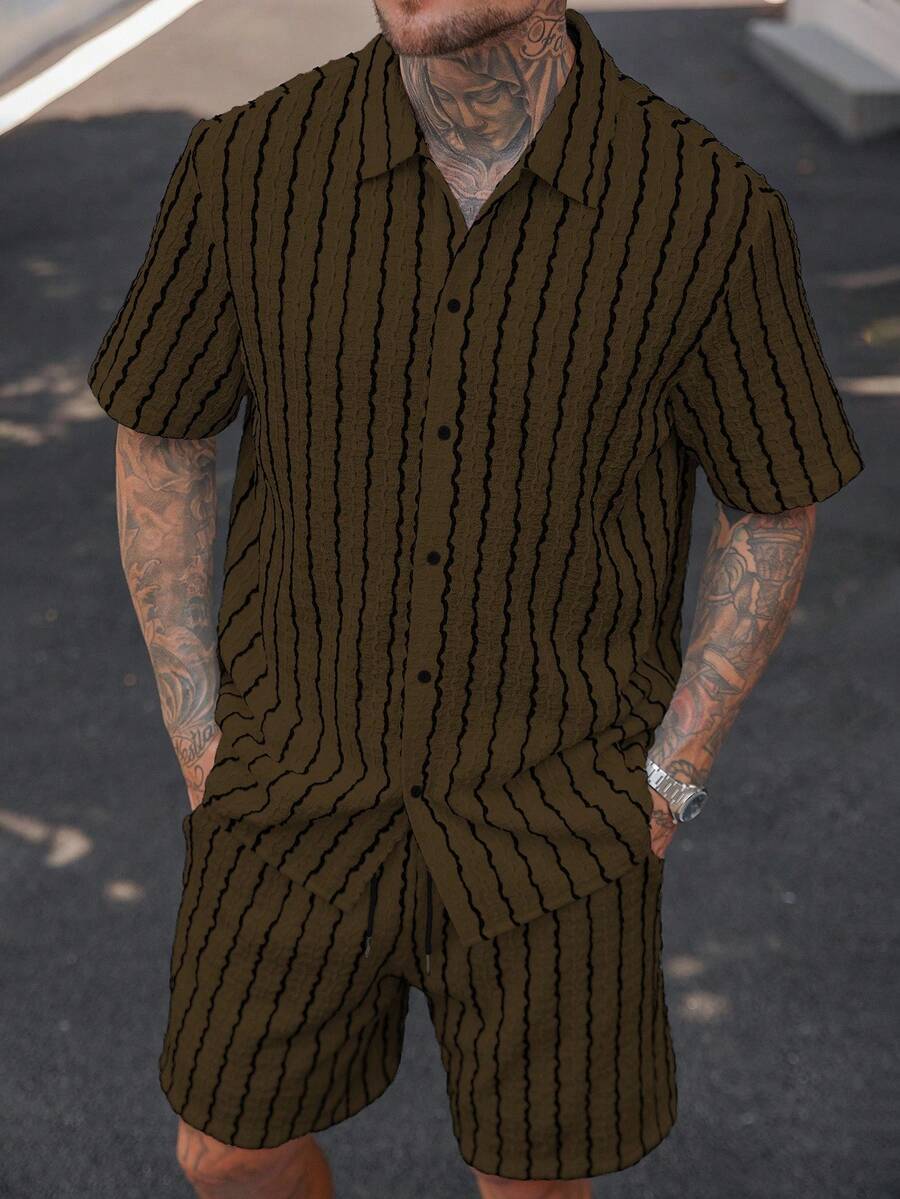Manfinity CasualCool 男士纹理竖条纹短裤和衬衫套装 - 咖啡棕 - 查看 1