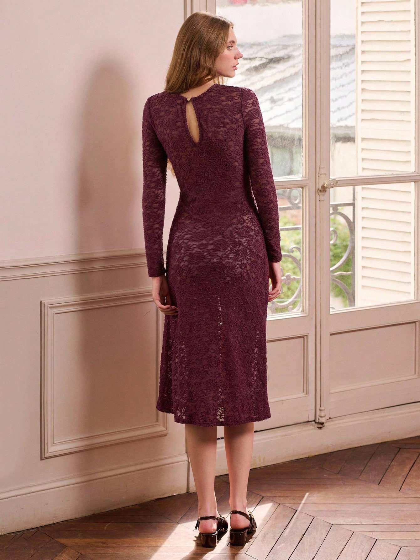 Lila halbtransparentes Midi-Kleid mit langen Ärmeln und Schlüsselloch-Detail, Herbstmode für Frauen im Herbst/Winter