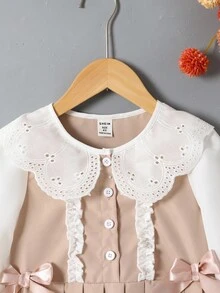 SHEIN 这款适合年轻女孩春、夏、秋季返校季的休闲时尚连衣裙，采用白色蕾丝领、卡其色丝带蝴蝶结、卡其色褶裥半开襟设计，搭配白色纽扣泡泡袖长袖，适合返校季、春季、夏季、秋季穿着，打造可爱学院风淑女造型，也适合日常休闲外出和秋冬季拍照。 - 卡其色 - 查看 4