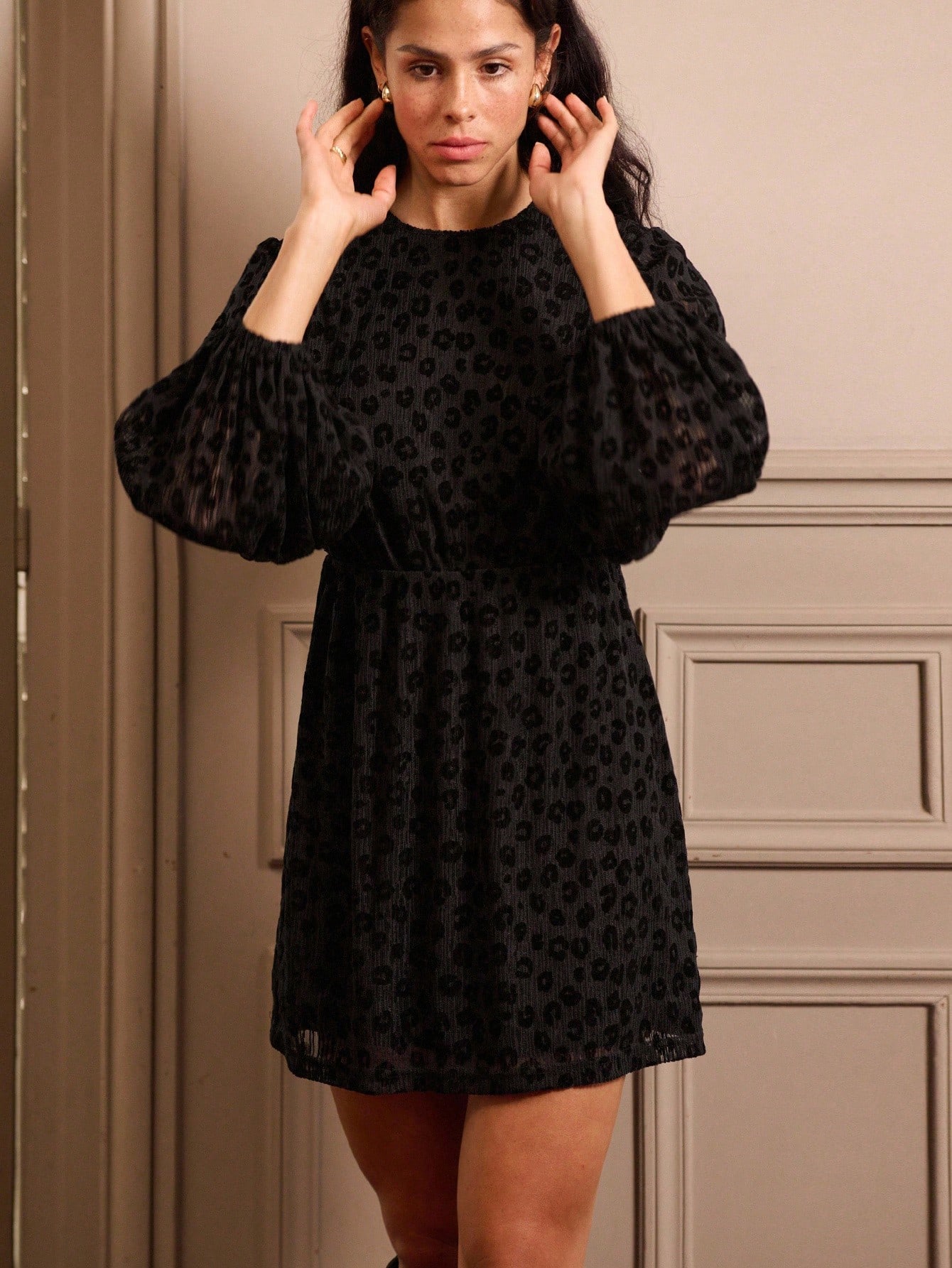 Robe mini noire à manches ballons et ouverture au dos avec imprimé jacquard léopard. Vêtements d'automne et d'hiver pour femmes