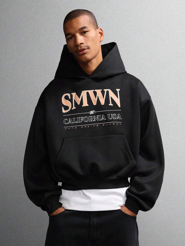 Bluza z kapturem i nadrukiem z logo oraz kieszenią na środku