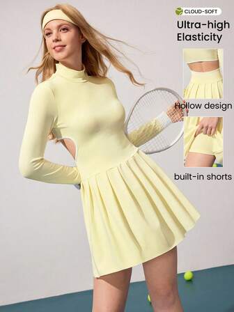 CourtClass Damklänning med ståkrage och långärmad utskuren rygg och veckad fåll