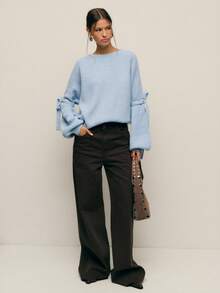 Nöista Áo len Chic màu xanh dương với chi tiết nơ ở tay áo. Áo len dệt kim ấm áp với tay áo phồng và điểm nhấn thắt nơ. Hoàn hảo cho mùa đông thanh lịch, phong cách thường ngày sành điệu, và để phối cùng chân váy hoặc quần jeans. - Màu xanh lam - Xem 1