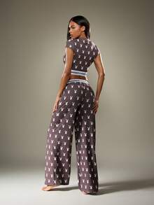 Missguided x Playboy Pantalones acampanados y top corto con estampado de conejo para Navidad - Marrón - Ver 2