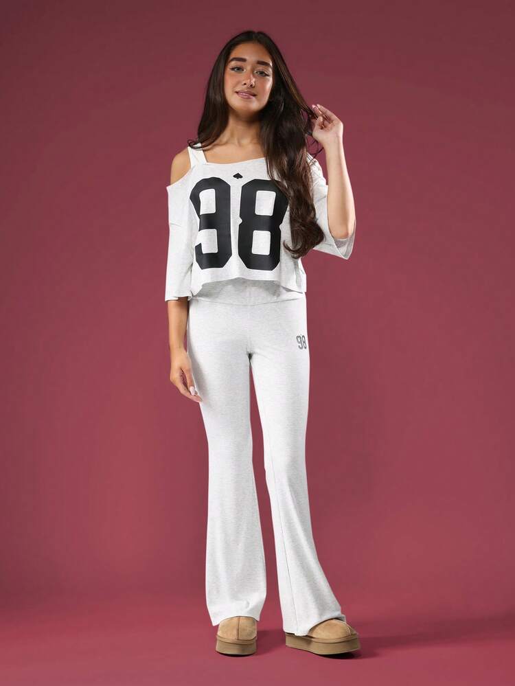 오프숄더 넘버 프린트 탑과 벨바텀 팬츠