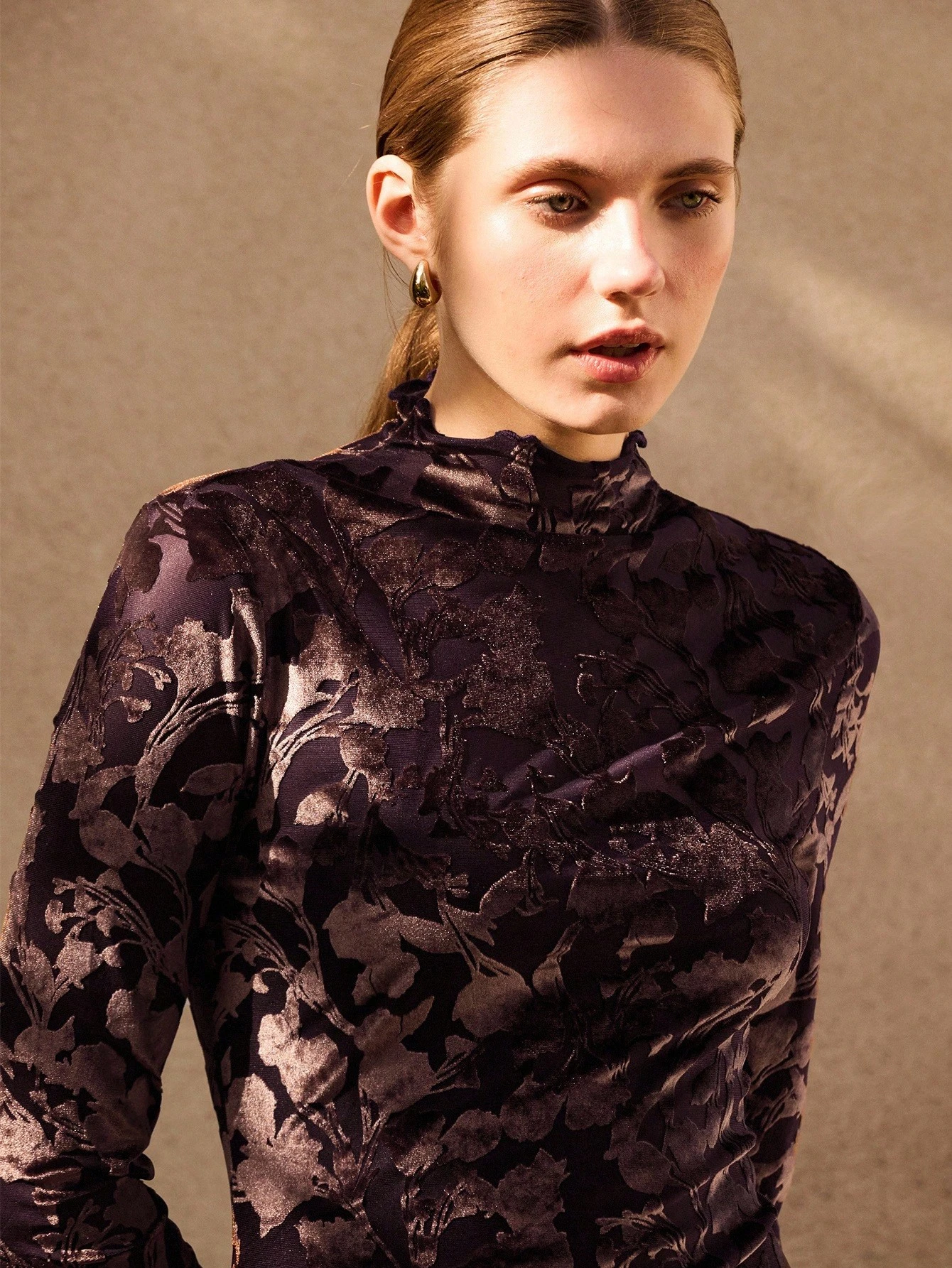 Vestido mini de manga larga y cuello alto con estampado floral de terciopelo marrón para mujer, ropa de otoño e invierno