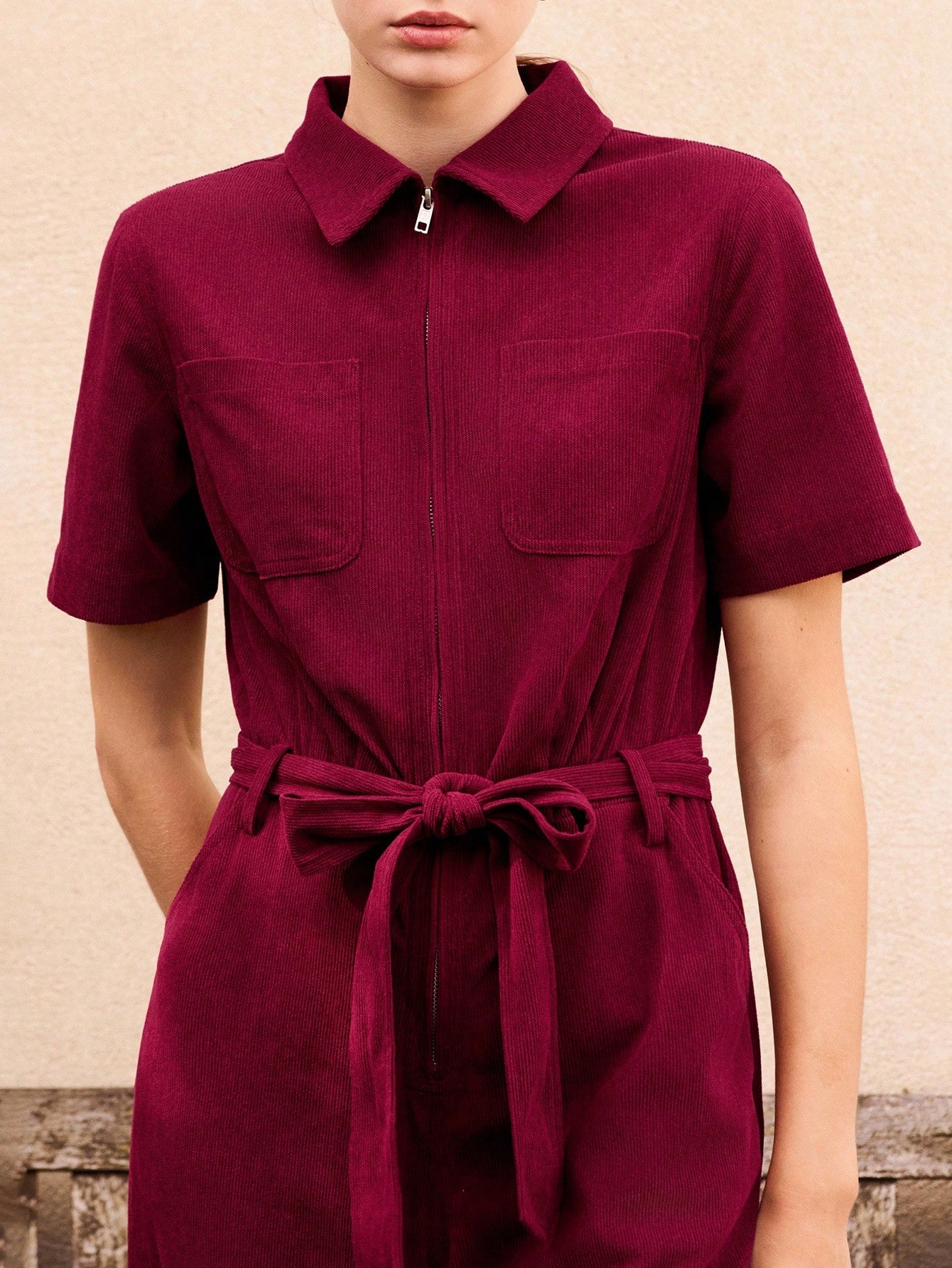 Macacão Utilitário de Veludo Borgonha com Cinto e Fechamento com Zíper, Roupas Femininas de Outono e Inverno